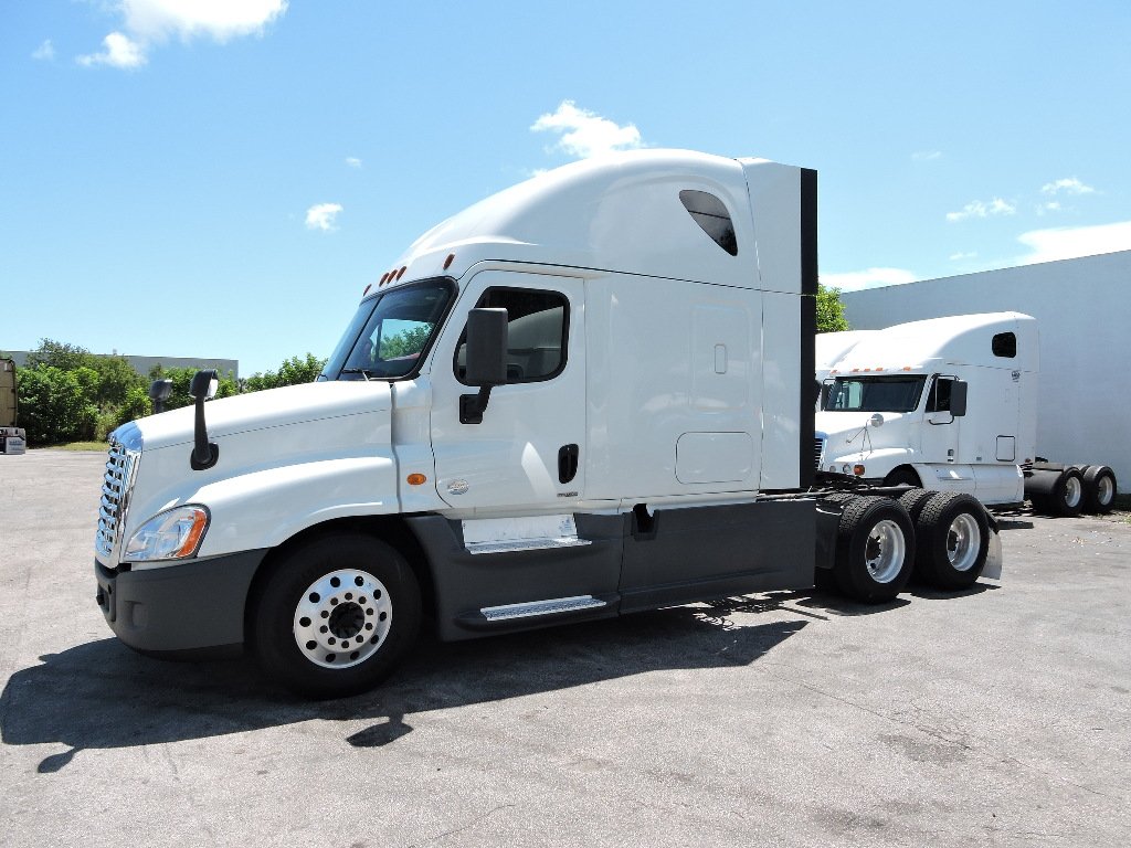 2015 Freightliner Cascadia Tandem Axle Daycab
