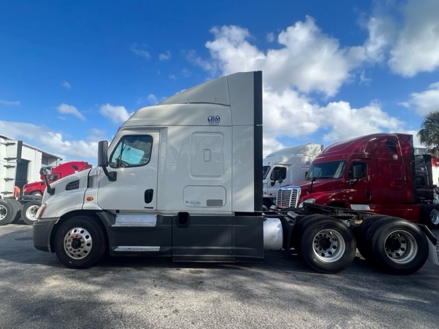 (Multiple Units Available) 2018 FREIGHTLINER CASCADIA – Double Bunk Automatic Transmission